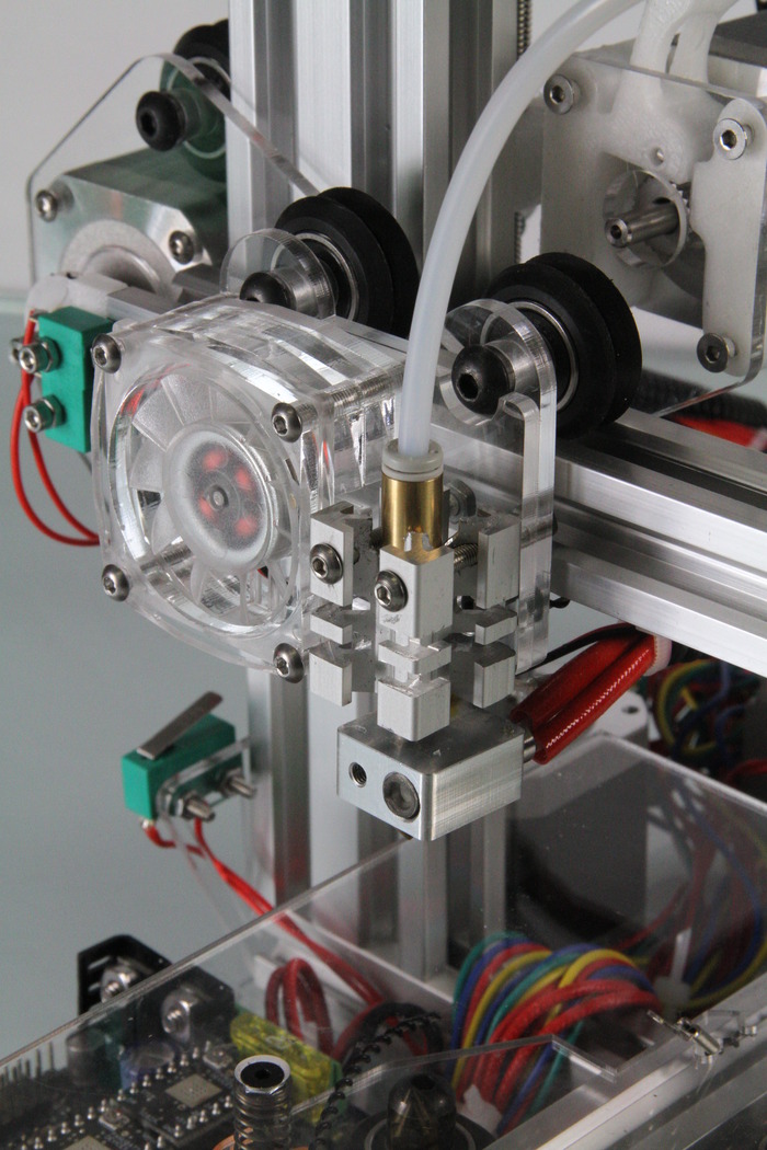 All metal extruder hot end for multiple material capabilities