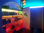 "Bücherregal im Hackerspace"