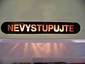 Signál Nevystupujte v motorovém voze (01).jpg