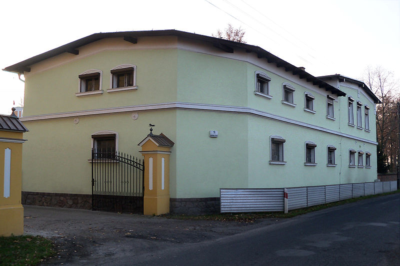 File:!-2011-debowa-leka-bud-gospodarczy-przy-palac-abri.jpg