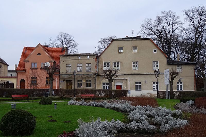 File:!-wschowa-plac-zamkowy-9-dom-abri.jpg
