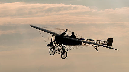 Blériot XI Thulin A Mikael Carlson OTT 2013 10 silhouette.jpg
