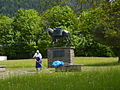 Muli-Skulptur vor der Karwendelkaserne Mittenwald.JPG