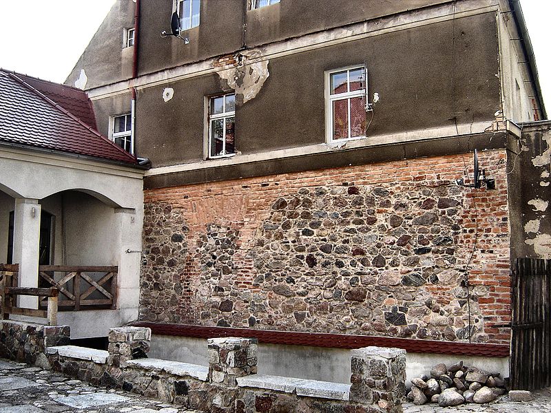 File:!-wschowa-plac-zamkowy-dom-zamek-abri-2007.jpg