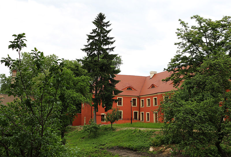 File:!-20130608-wschowa-plac-farny-03-abri.jpg