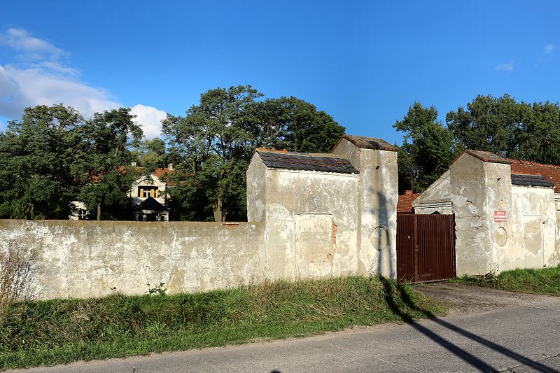 File:!-2013-siedlnica-dworek-abri.jpg