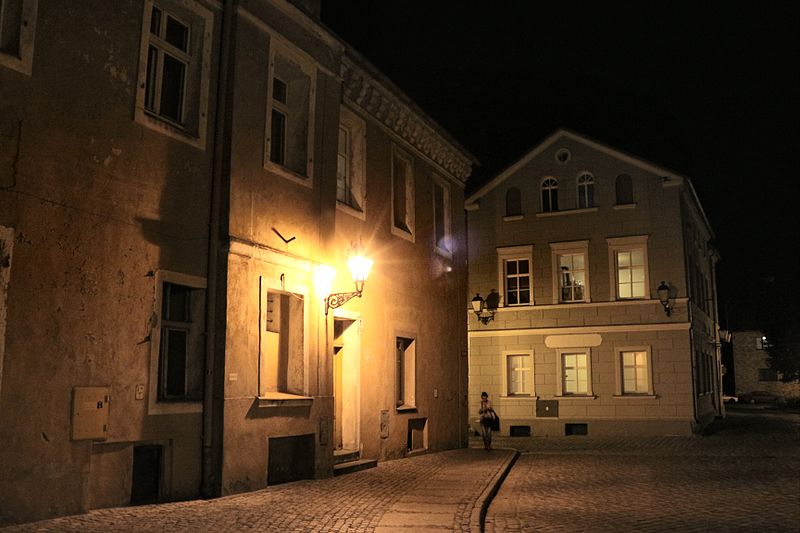 File:!-2013-wschowa-plac-farny-noc-abri.jpg