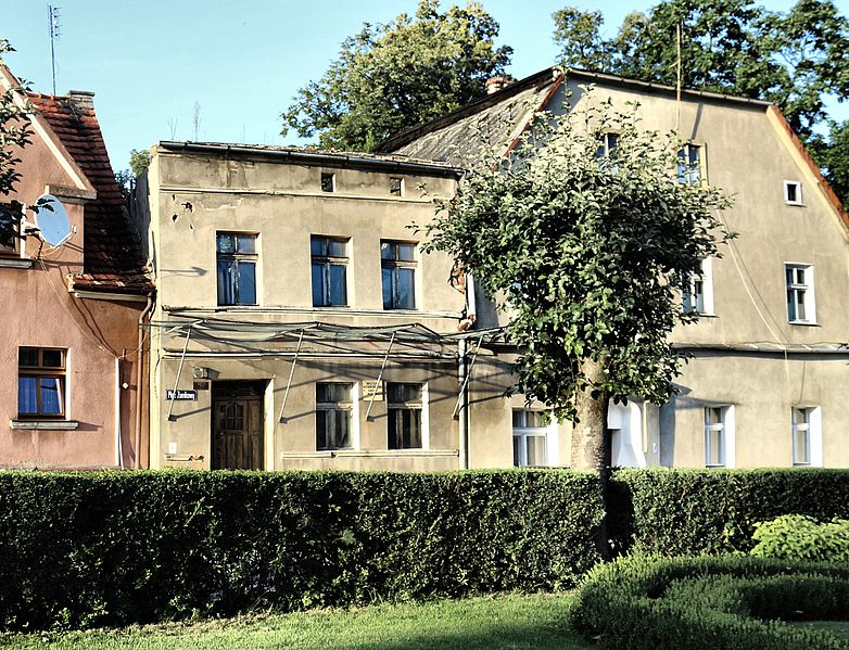 File:!-2013-wschowa-plac-zamkowy-10-rudera-nie-parkowac.jpg
