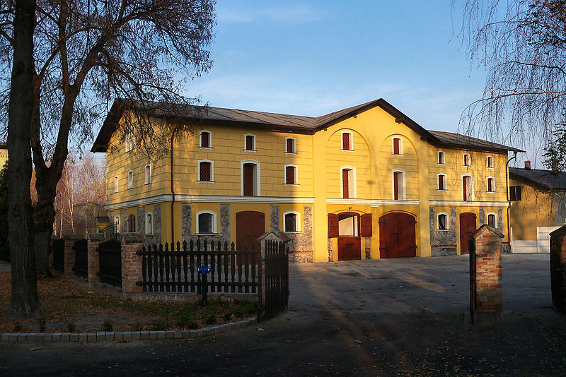File:!-2011-debowa-leka-budynek-palac-powozownia-abri.jpg