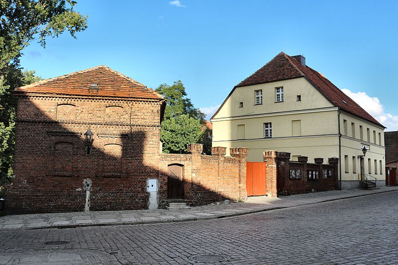 File:!-2013-wschowa-plac-farny-plebania.jpg