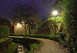 La vallée de la Woluwe walking path between Rue Charles Lemaire and (towards) Clos des Pommiers Fleuris (Auderghem, Belgium) on a December evening (nautical twilight).jpg